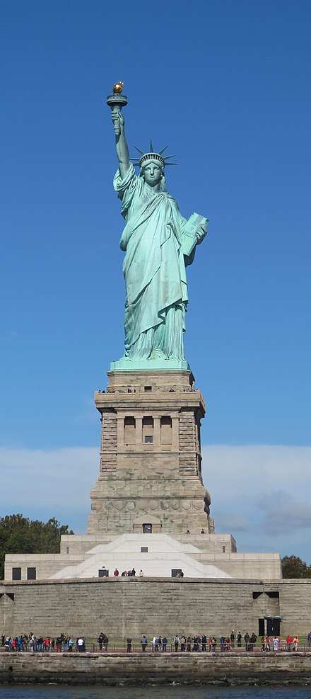 440px-Lady_Liberty_under_a_blue_sky_(cropped)